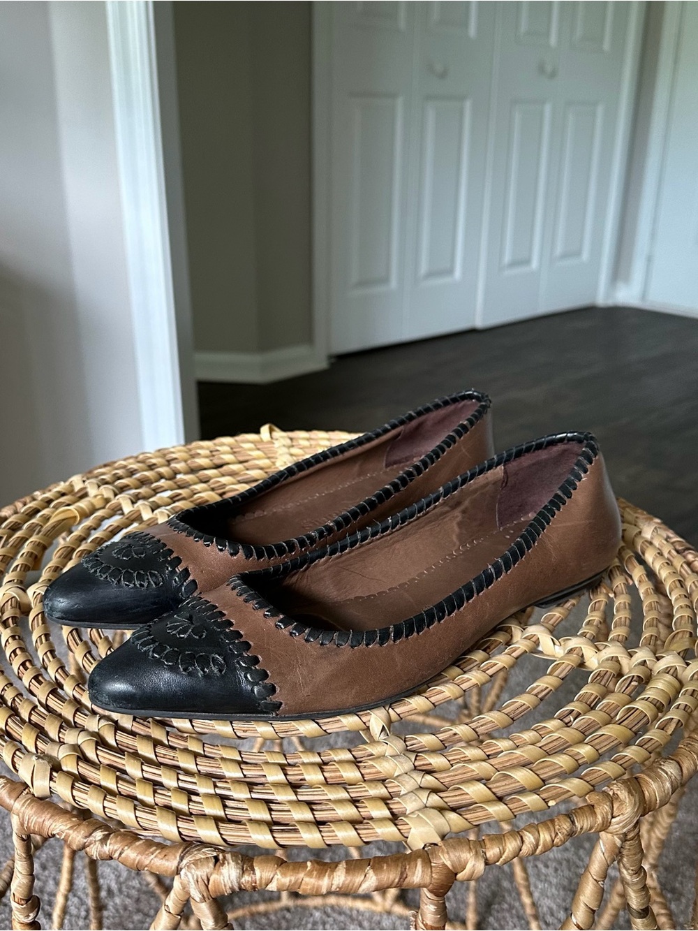 Jack Rogers Brown Leather Flats with Black Pointed Toe Women’s Size US 10 Sandal